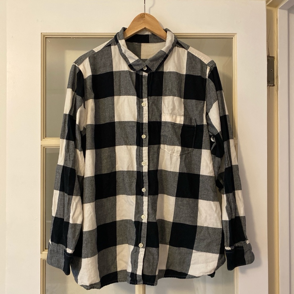 Vintage black and white plaid flannel shirt with pocket